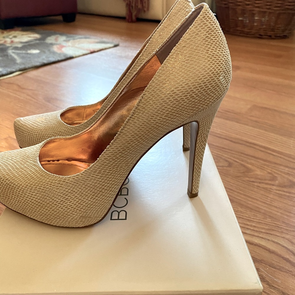 Bcbg platform heels - tan snake size 7.5M